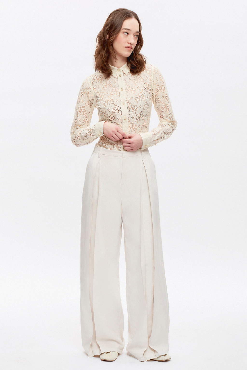 Elizabeth is 5.11" is a regular 25 and is wearing a 26.