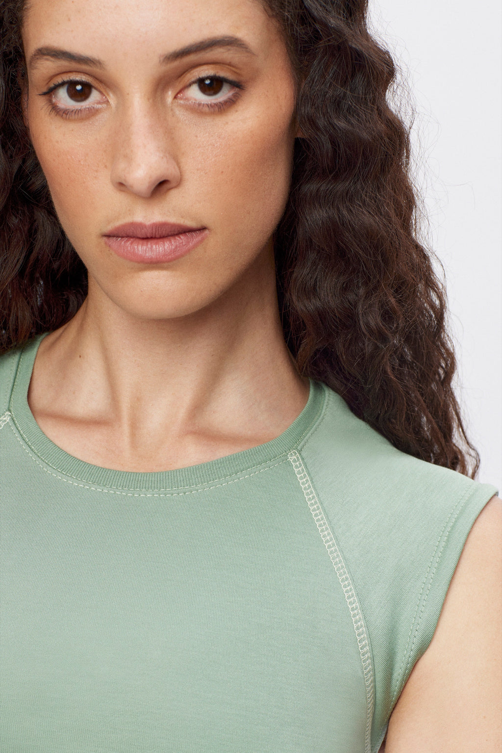 Women's Lotfia Tee in Hedge Green/Chardonnay