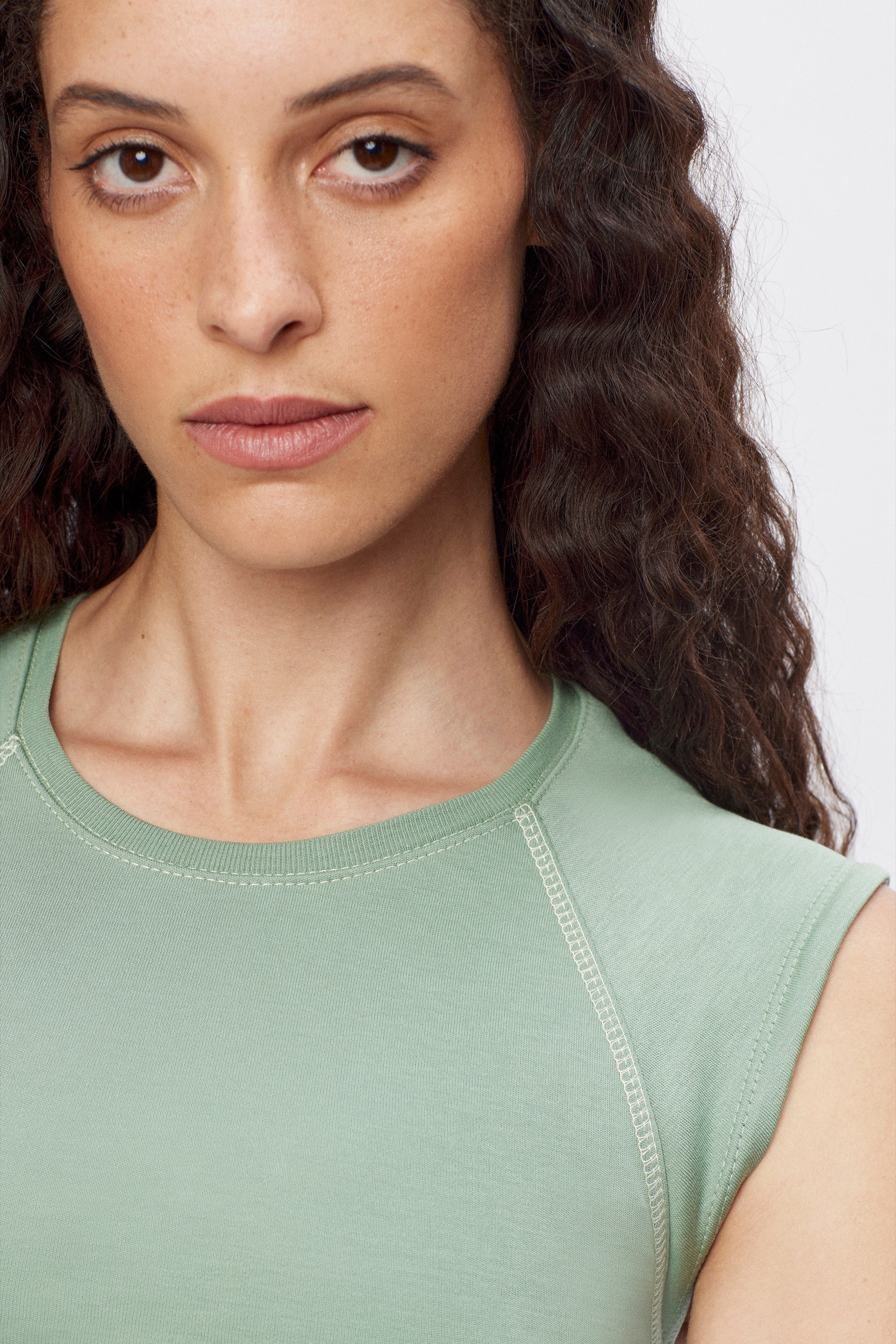 Women's Lotfia Tee in Hedge Green/Chardonnay