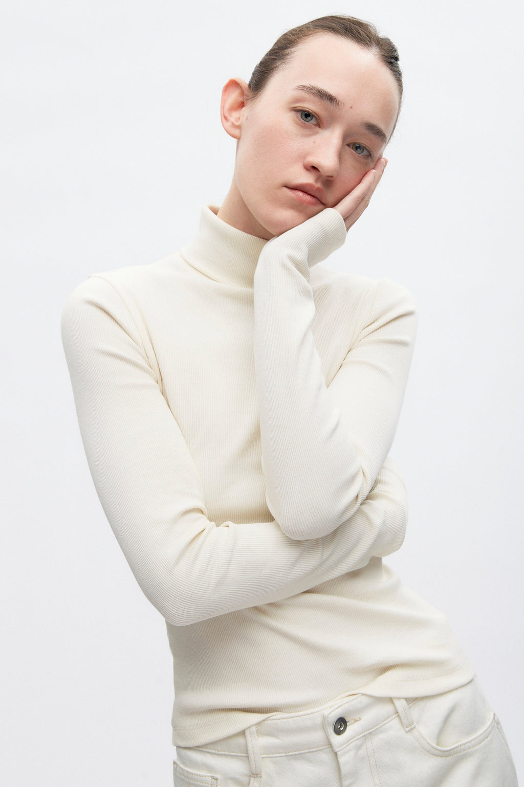 Elizabeth is 5’11" is a regular XS and is wearing an XS.