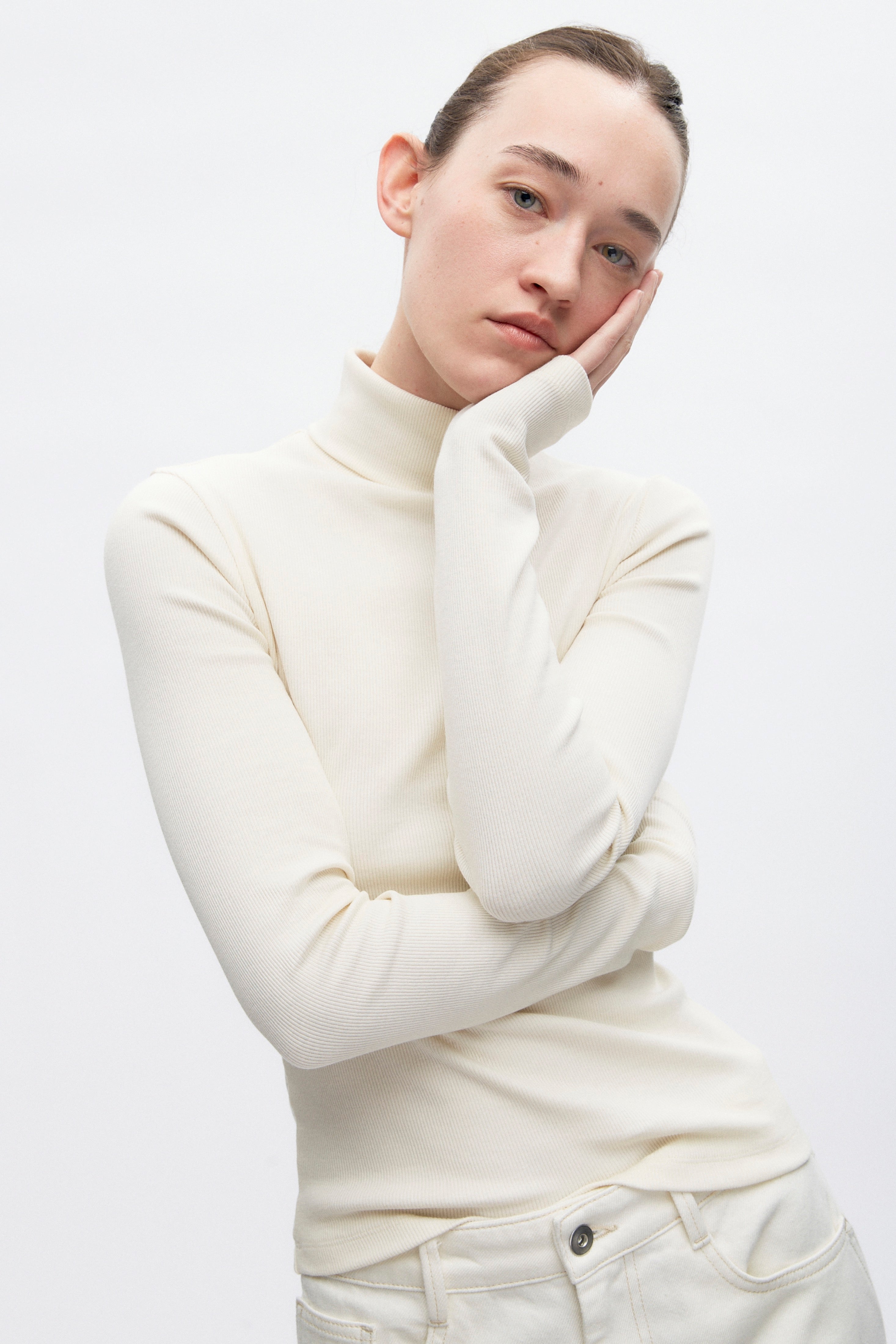 Elizabeth is 5’11" is a regular XS and is wearing an XS.