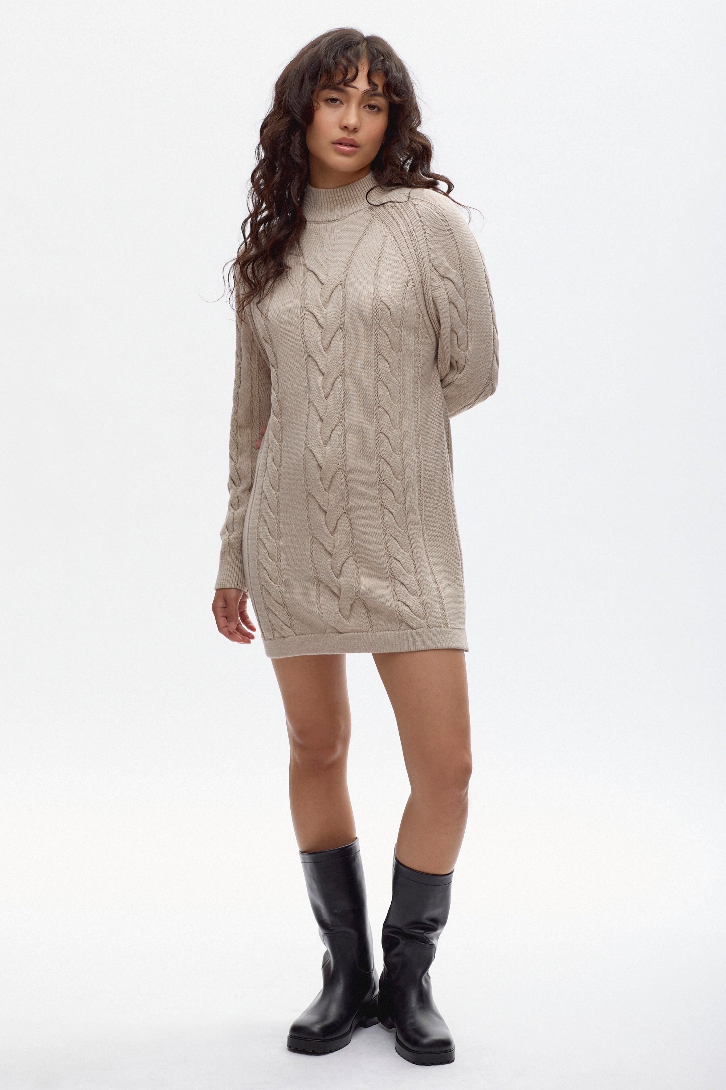 Zoe is 5'6, is a regular XS and is wearing an XS.