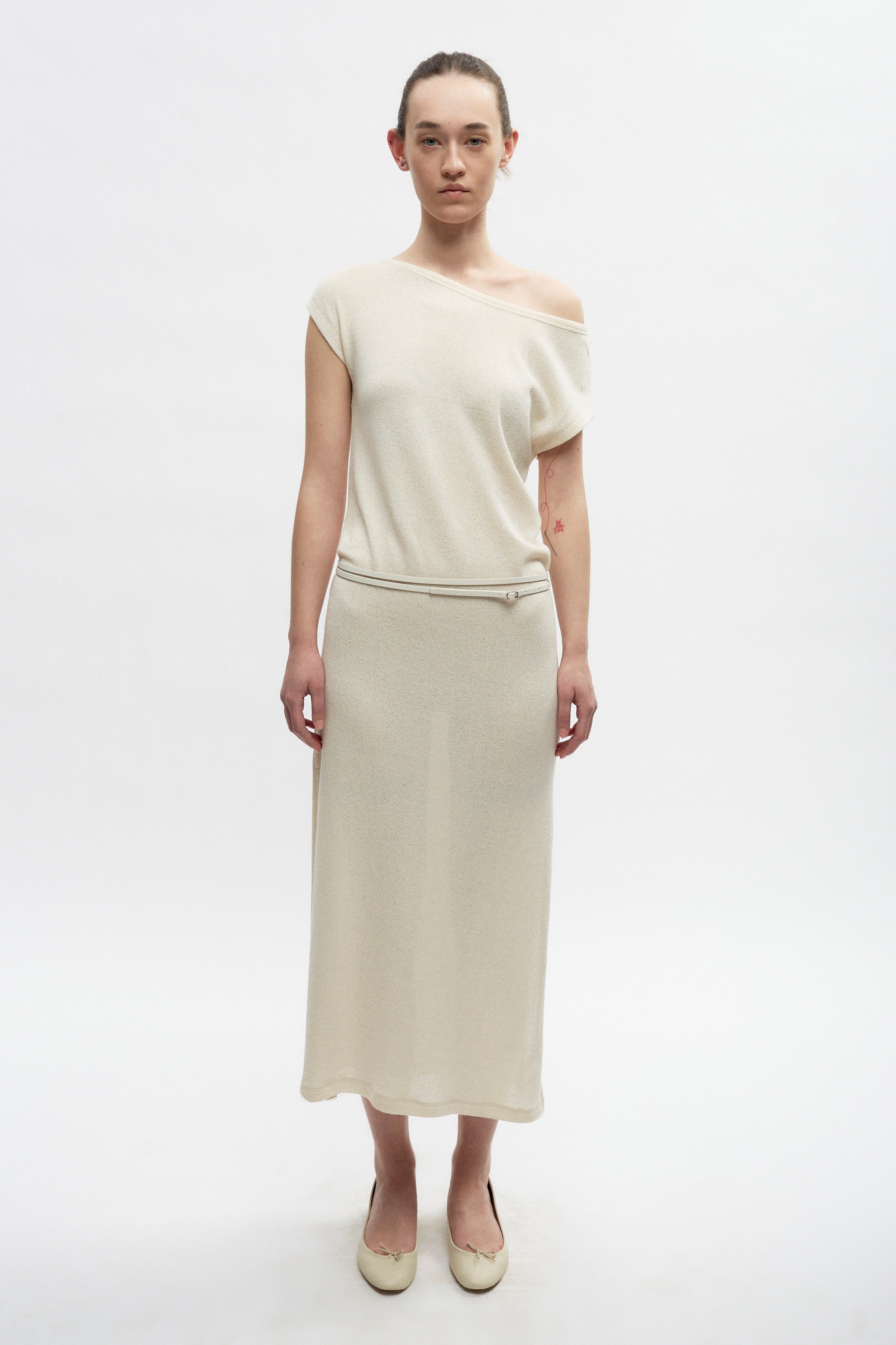 Elizabeth is 5’11" is a regular XS and is wearing an XS.