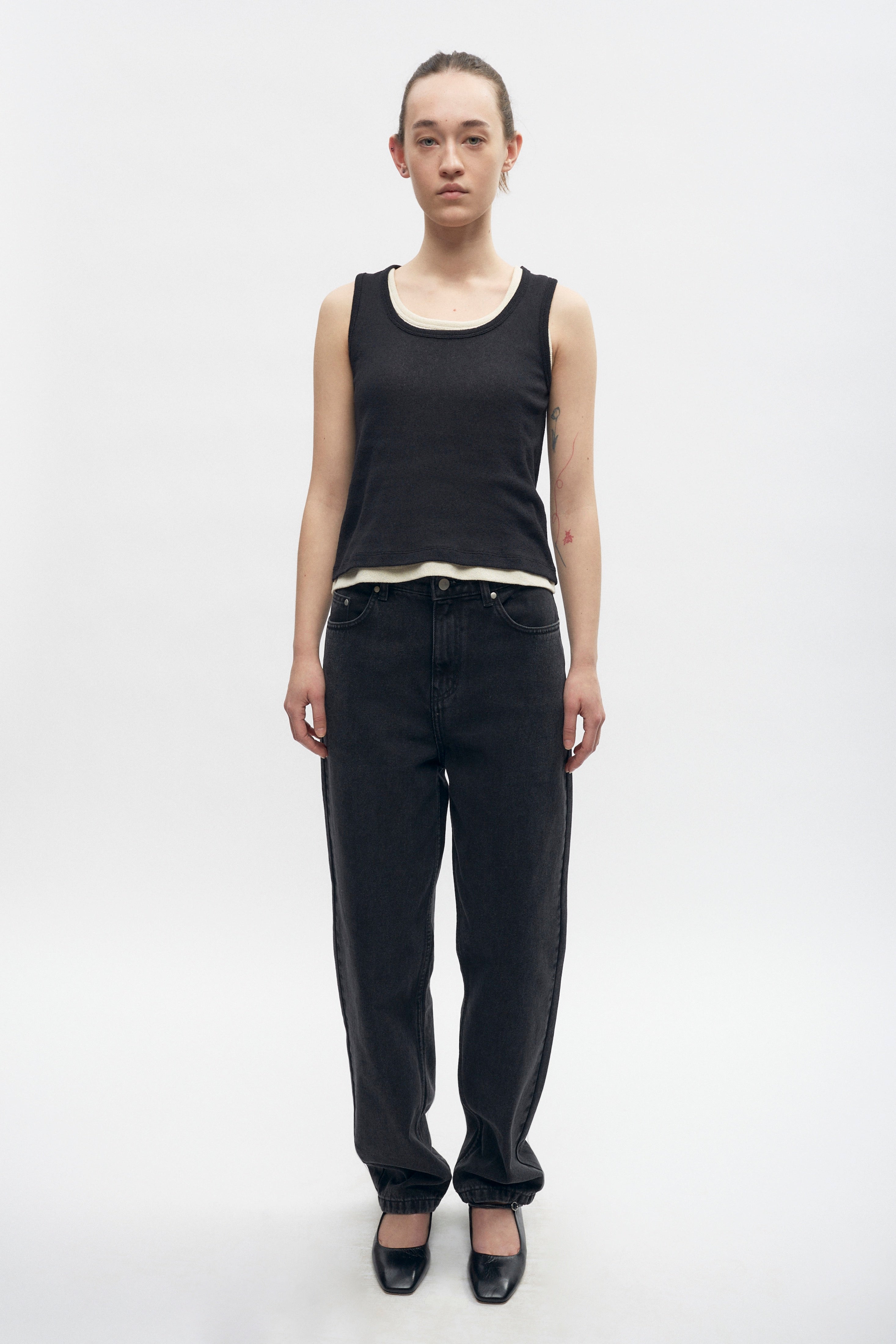 Elizabeth is 5’11" is a regular XS and is wearing an XS.