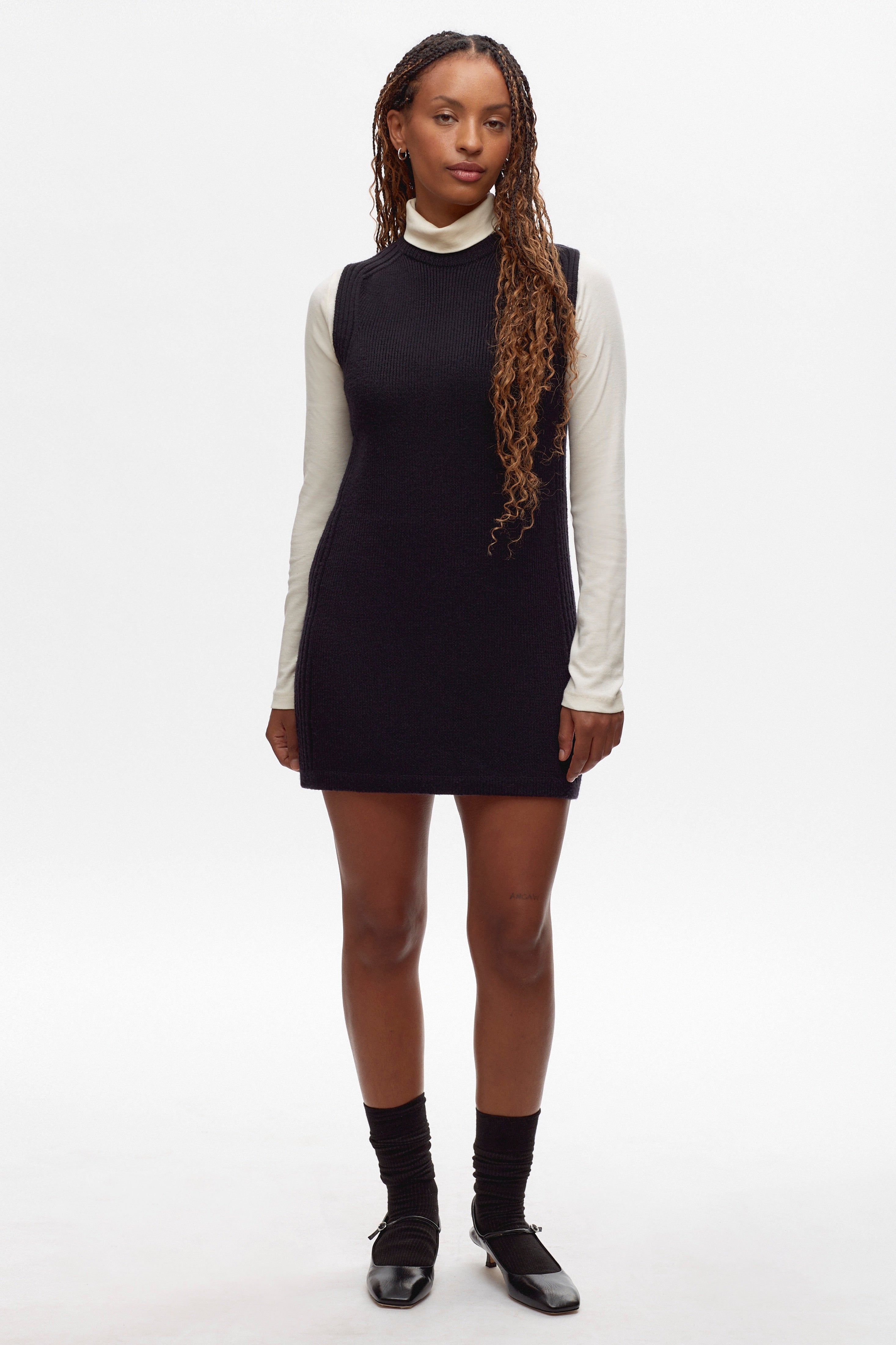 Orit is 5'6" is a regular S, and is wearing a S. 