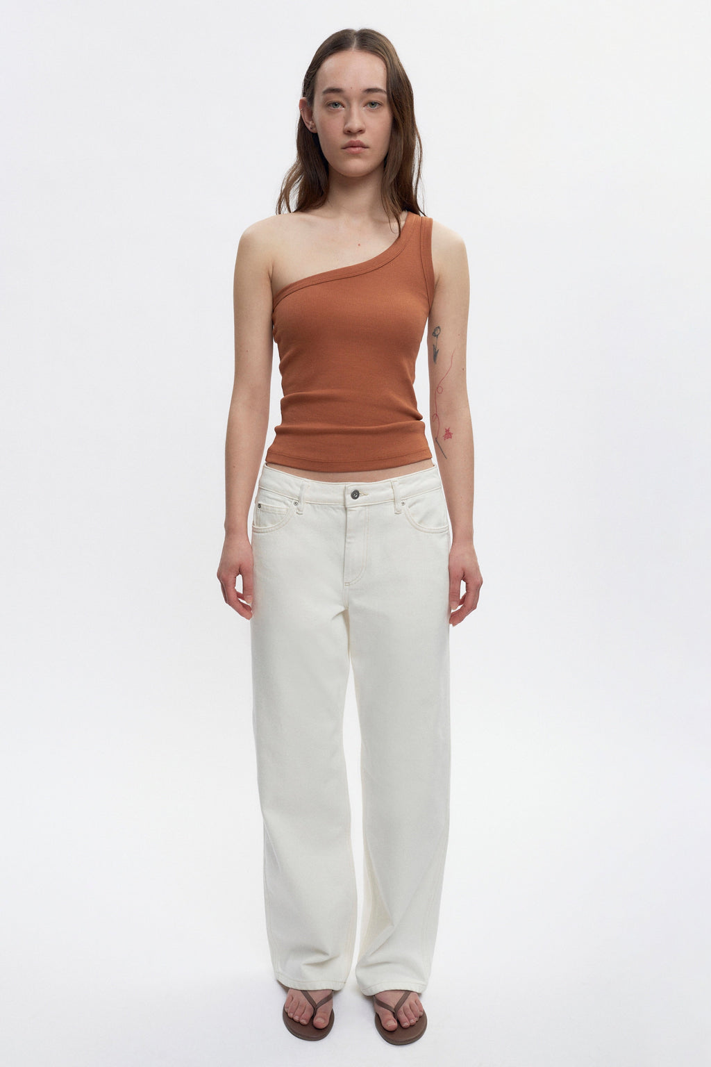 Elizabeth is 5’11" is a regular XS and is wearing an XS.