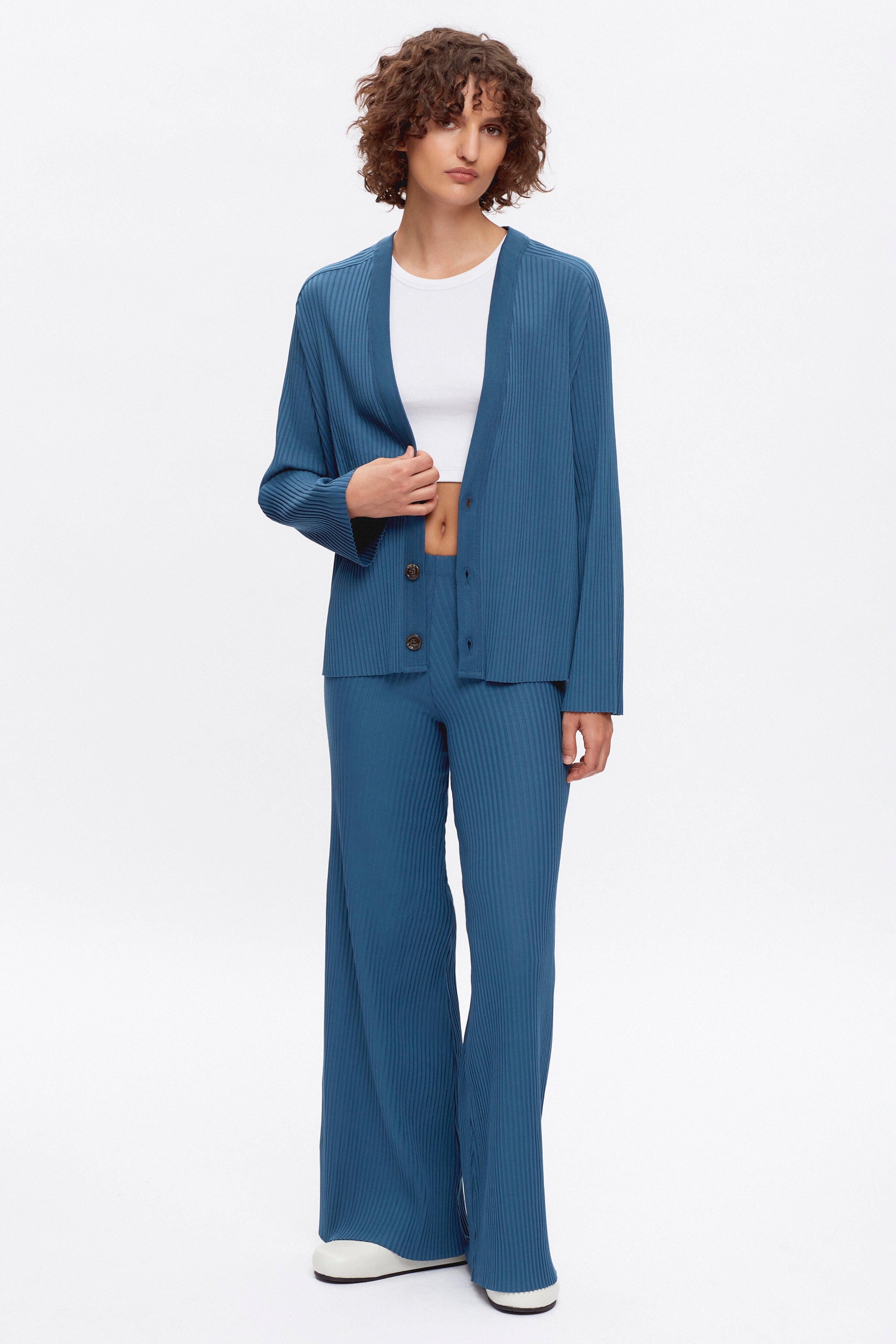 Francis is 5ft 9.5in, a regular size XS and wearing a XS.