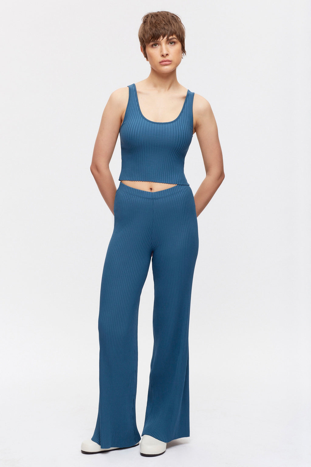 Chey is 5ft 9in, a regular size S and wearing a S.