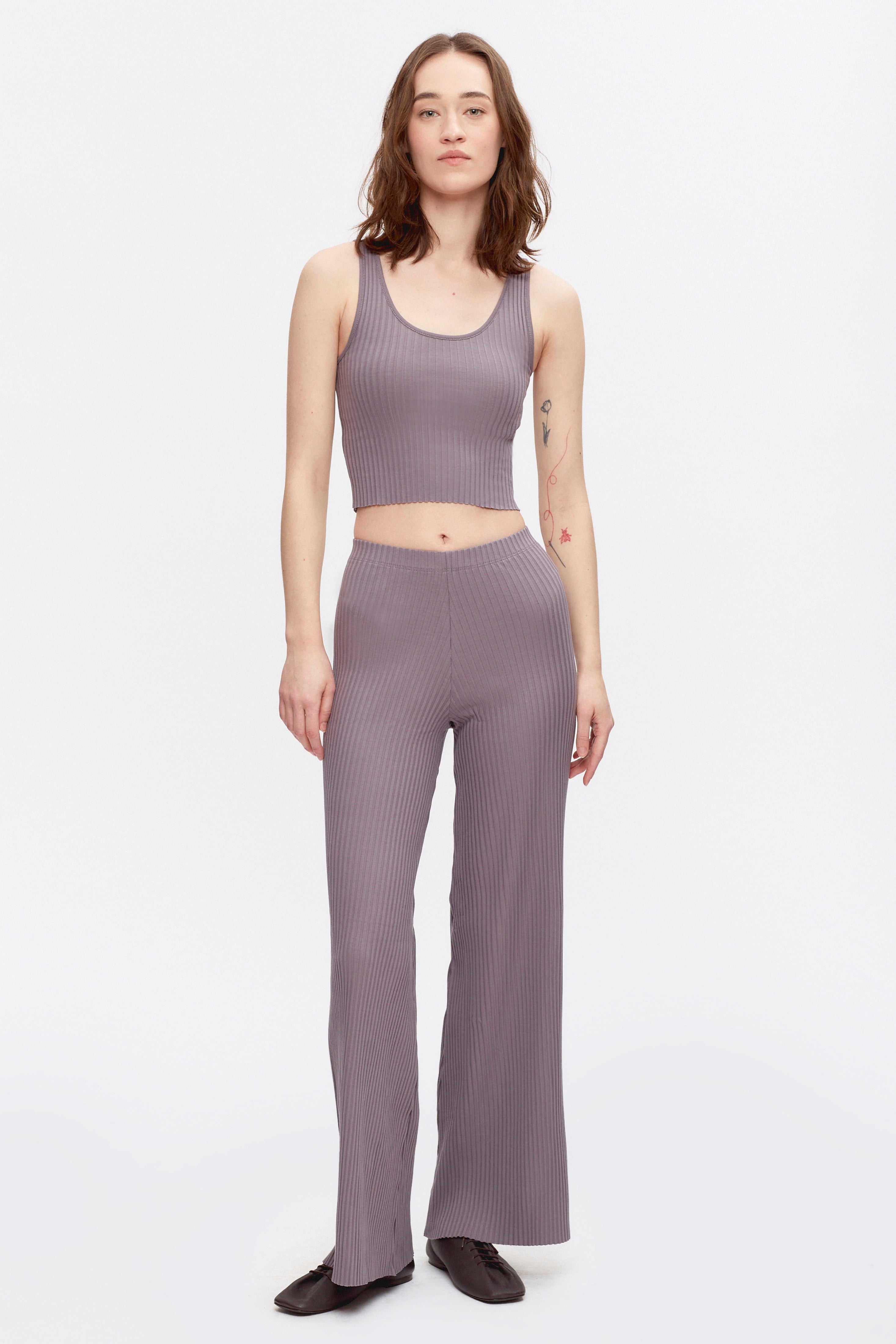 Elizabeth is 5.11" is a regular XS and is wearing a XS.