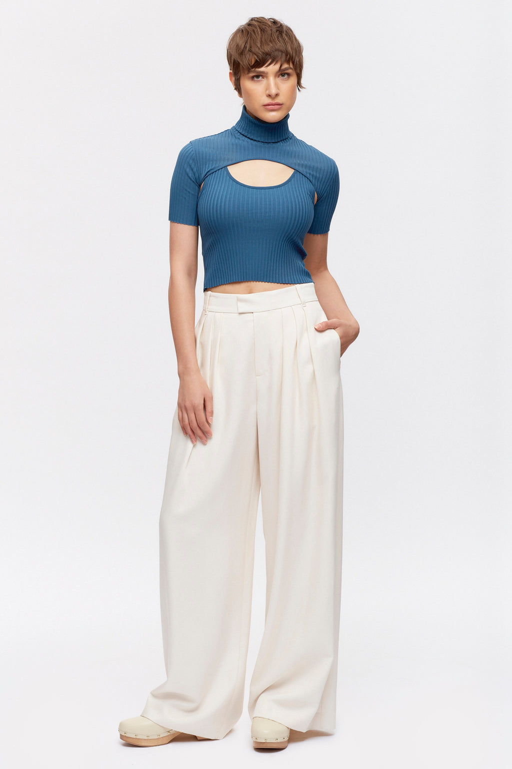 Chey is 5ft 9in, a regular size S and wearing One Size.