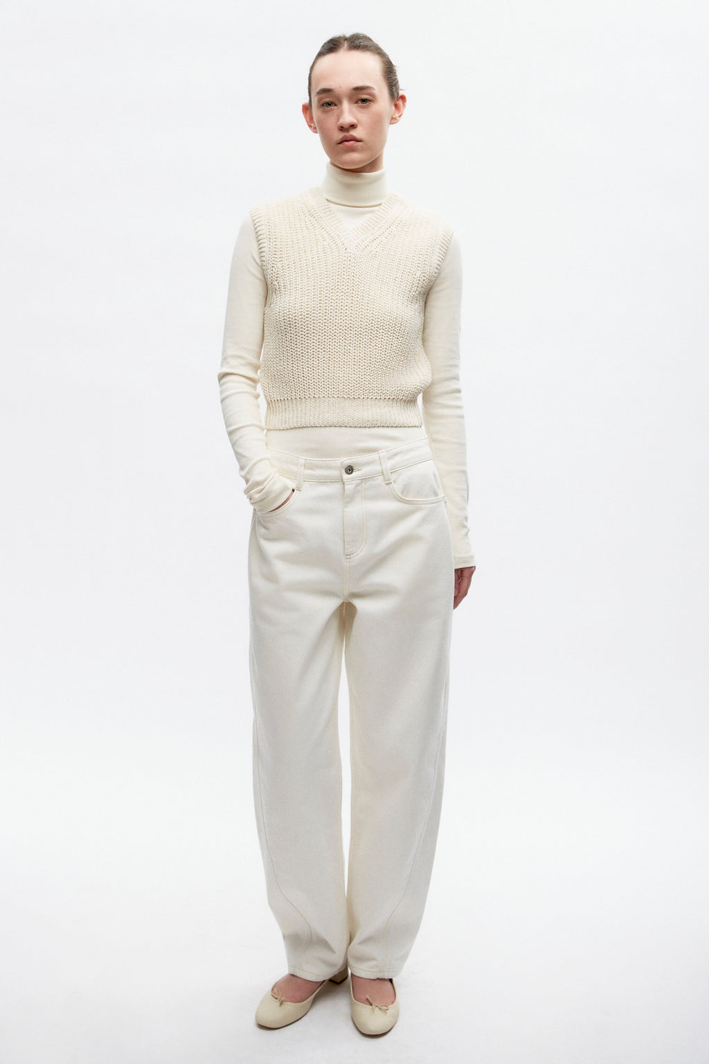 Elizabeth is 5’11" is a regular XS and is wearing an XS.