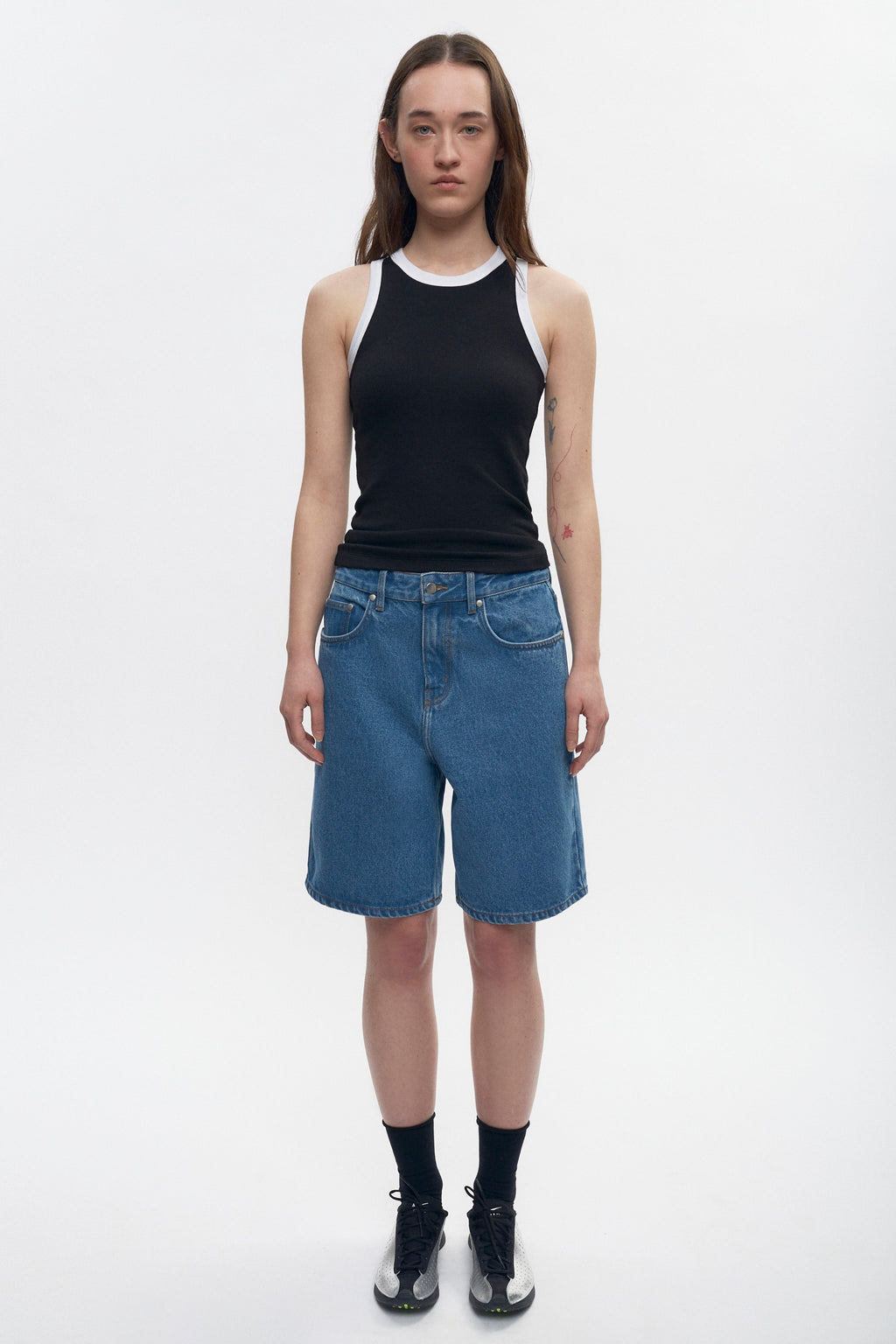 Elizabeth is 5’11" is a regular XS and is wearing an XS.