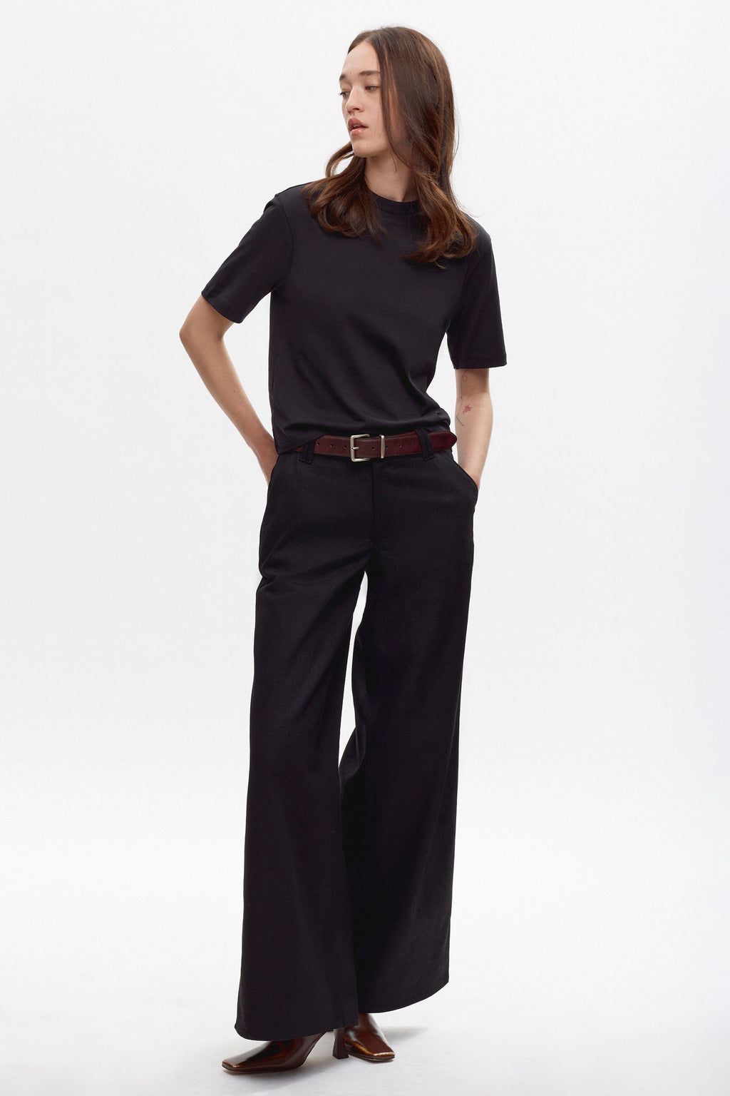 Elizabeth is 5'11" is a regular 25 and is wearing an 26.