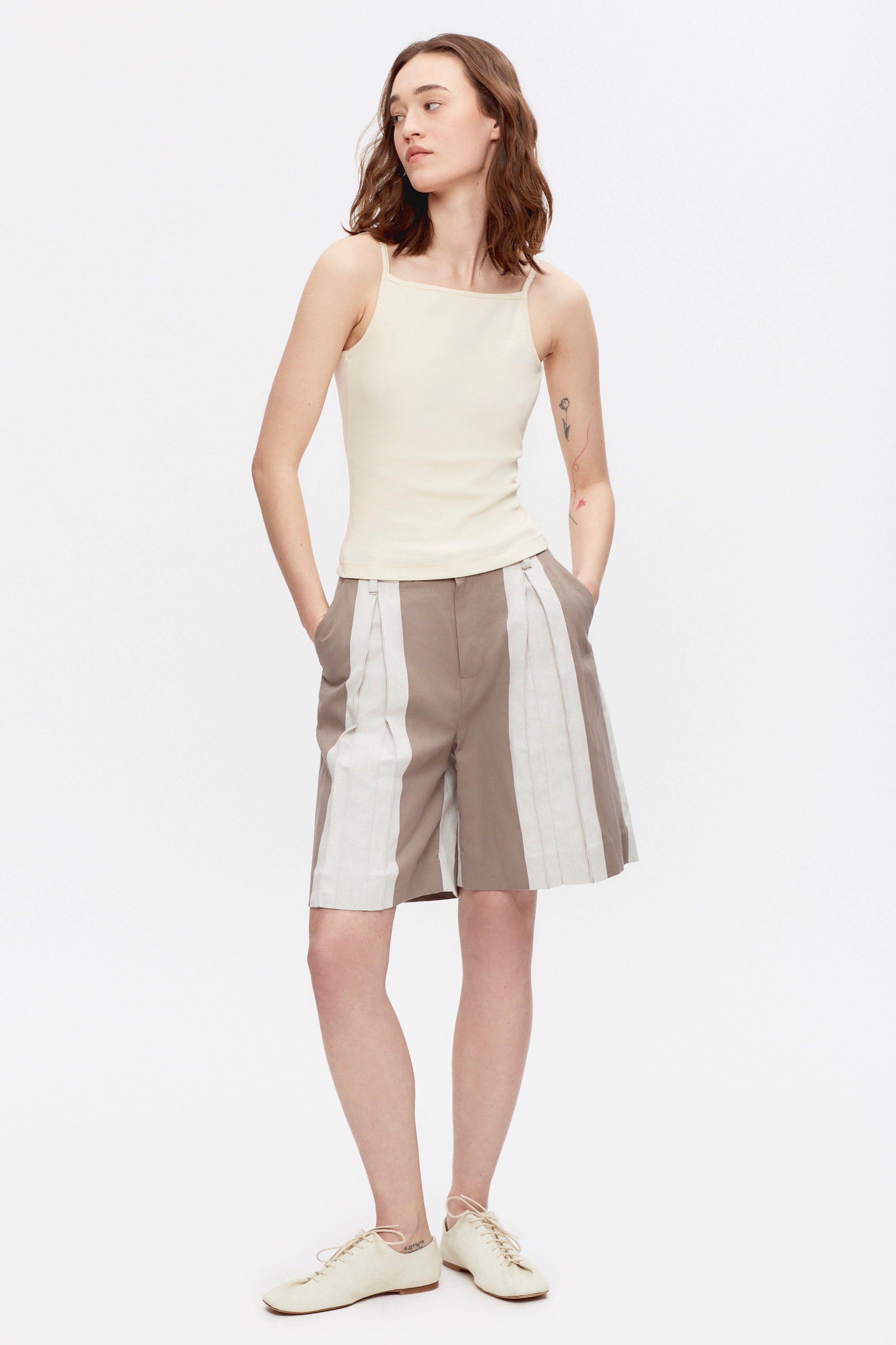 Elizabeth is 5.11" is a regular XS and is wearing a XS.