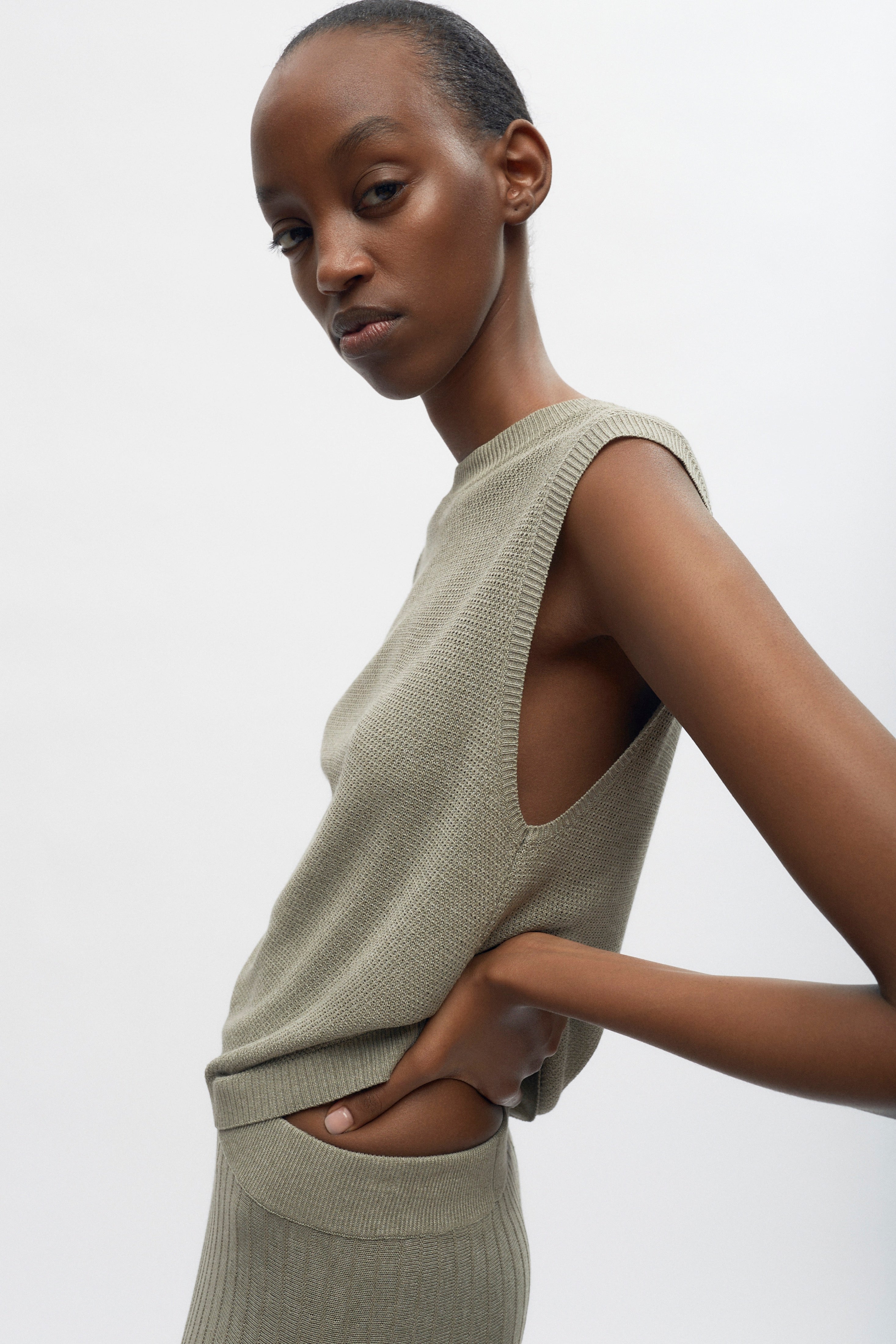 Women's Mesh Sleeveless Tee in Dune Grass