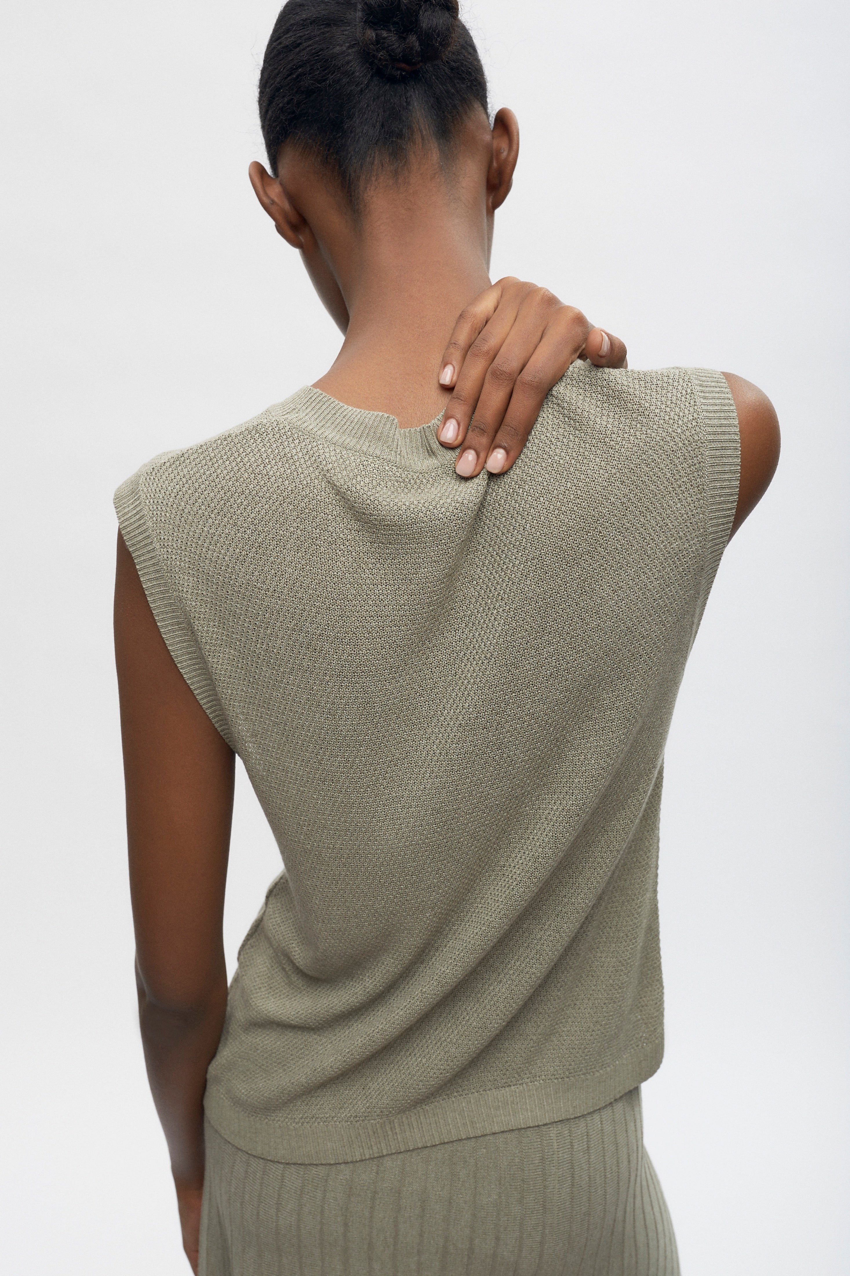 Women's Mesh Sleeveless Tee in Dune Grass