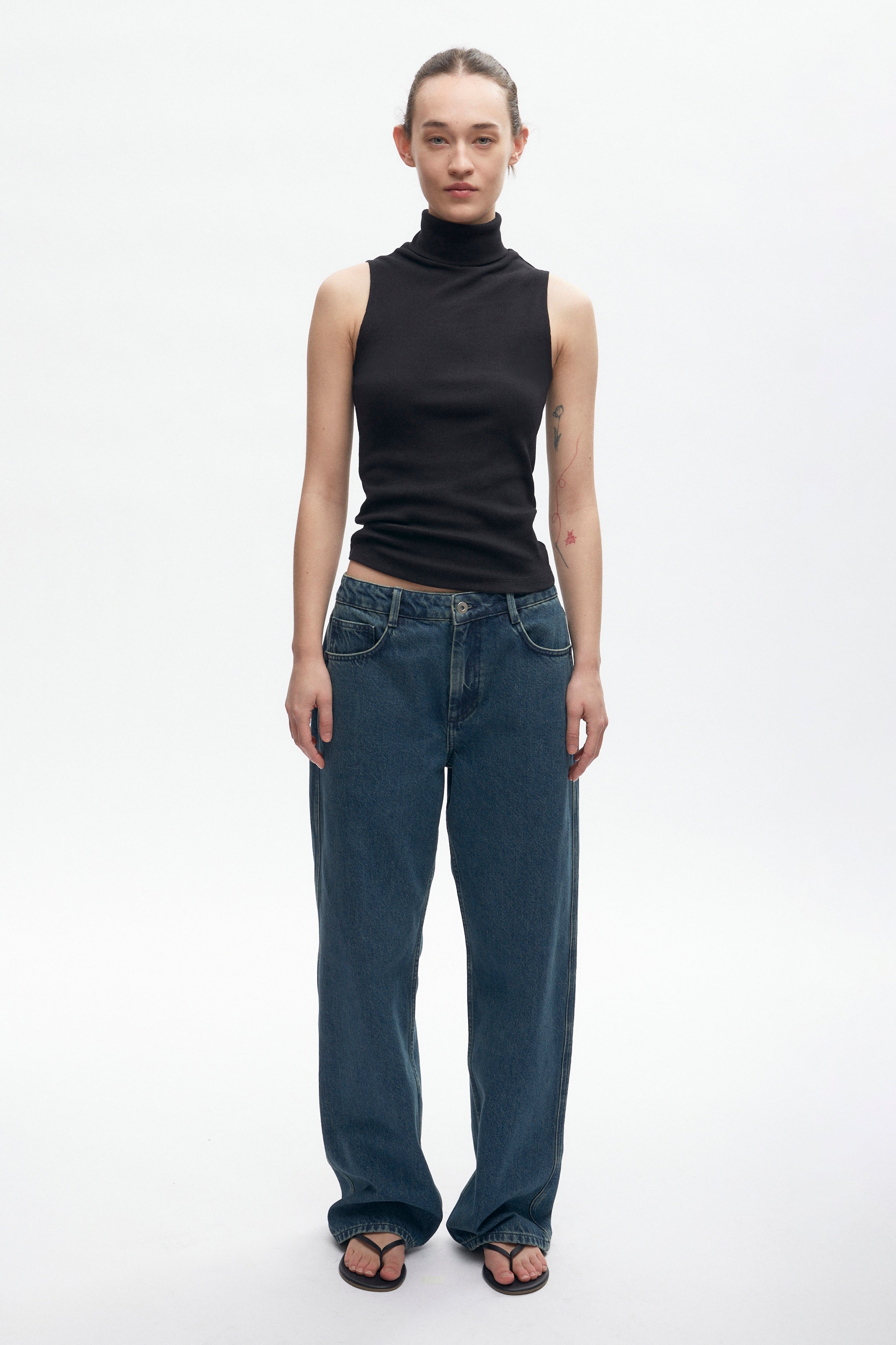 Elizabeth is 5’11" is a regular XS and is wearing an XS.