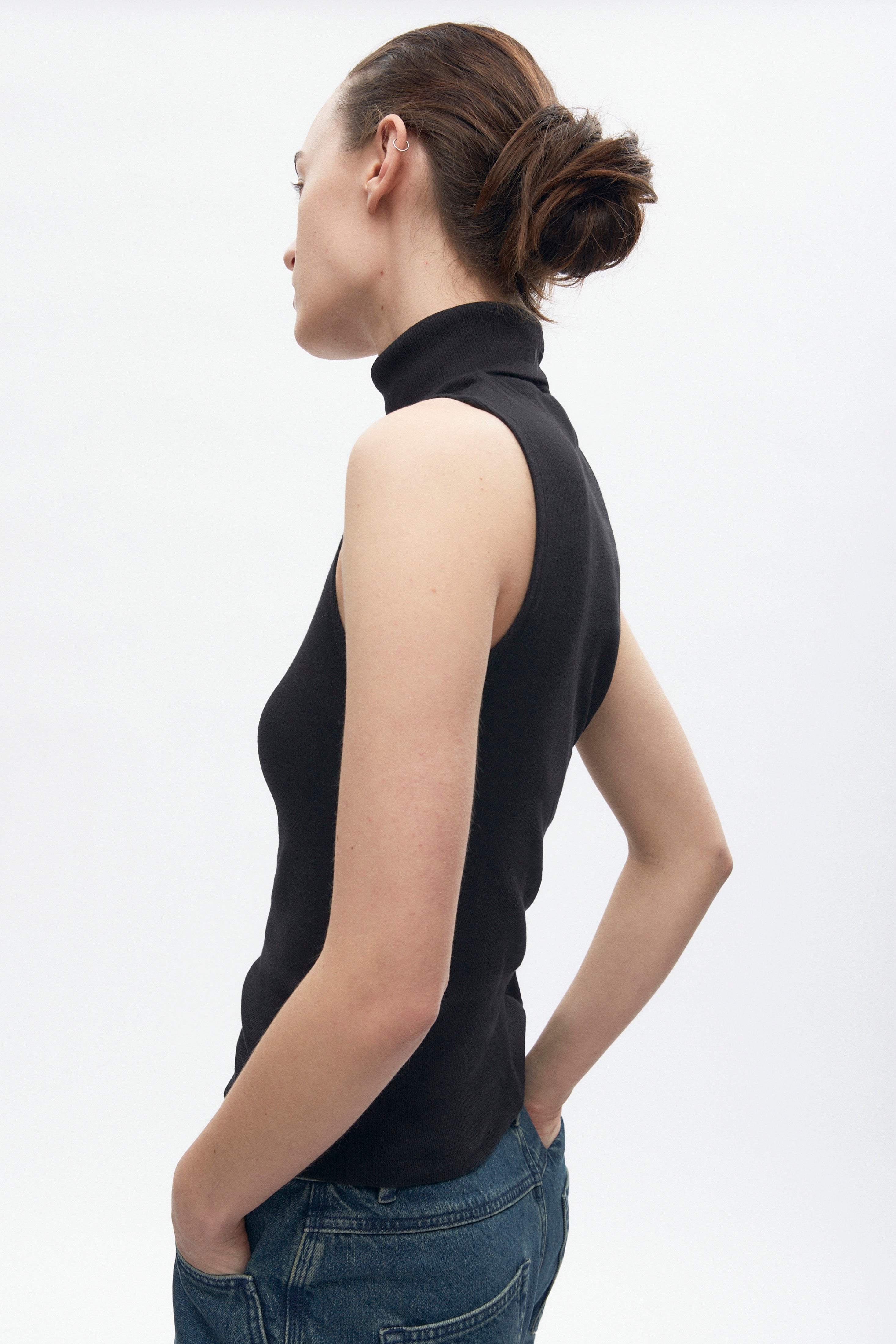 Women's Sleeveless Turtleneck in Black