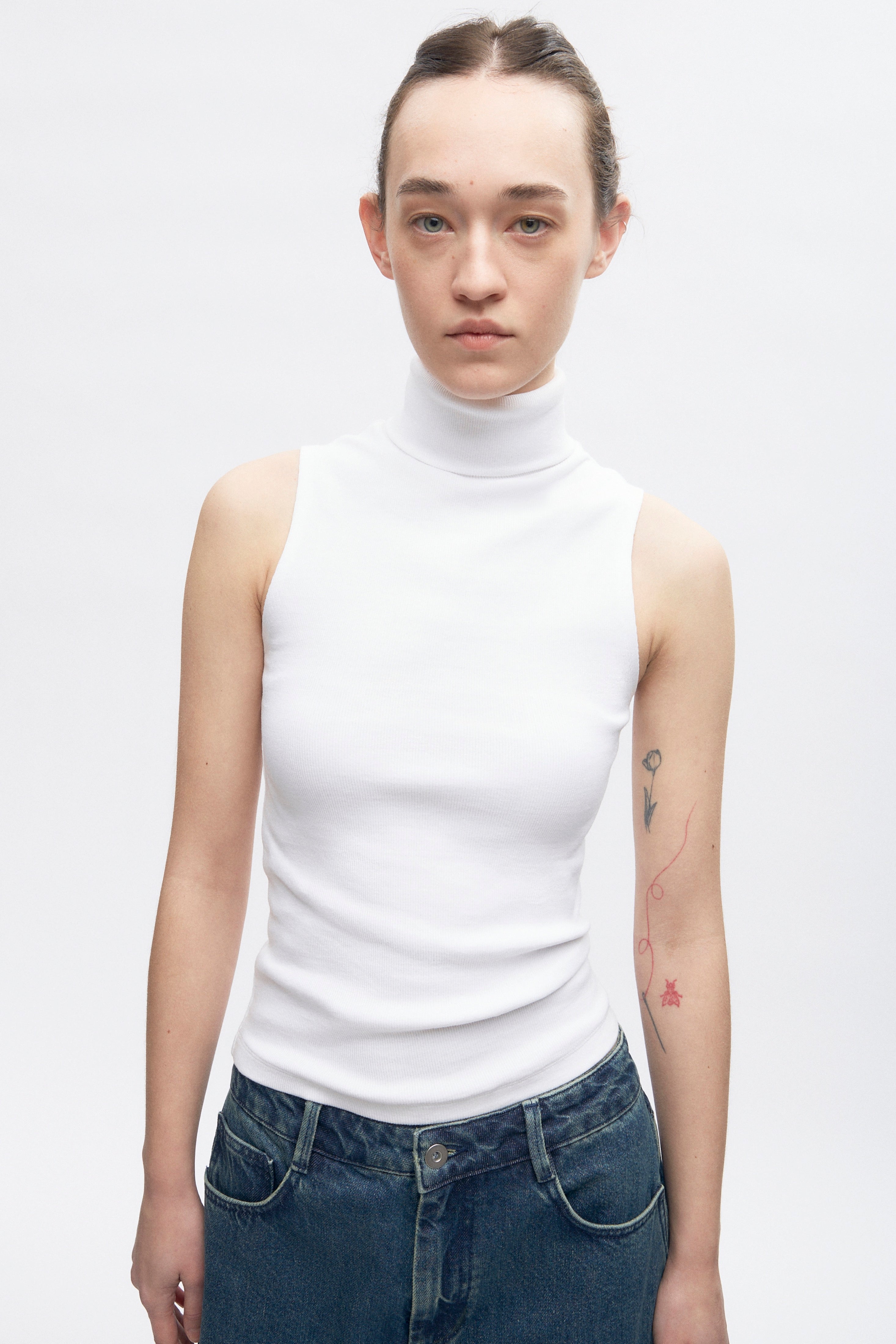 Elizabeth is 5’11" is a regular XS and is wearing an XS.