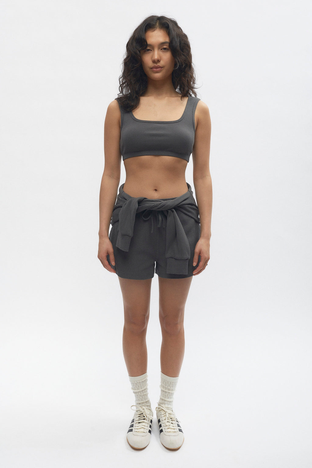 Zoe is 5'7" is a regular S and is wearing a S.