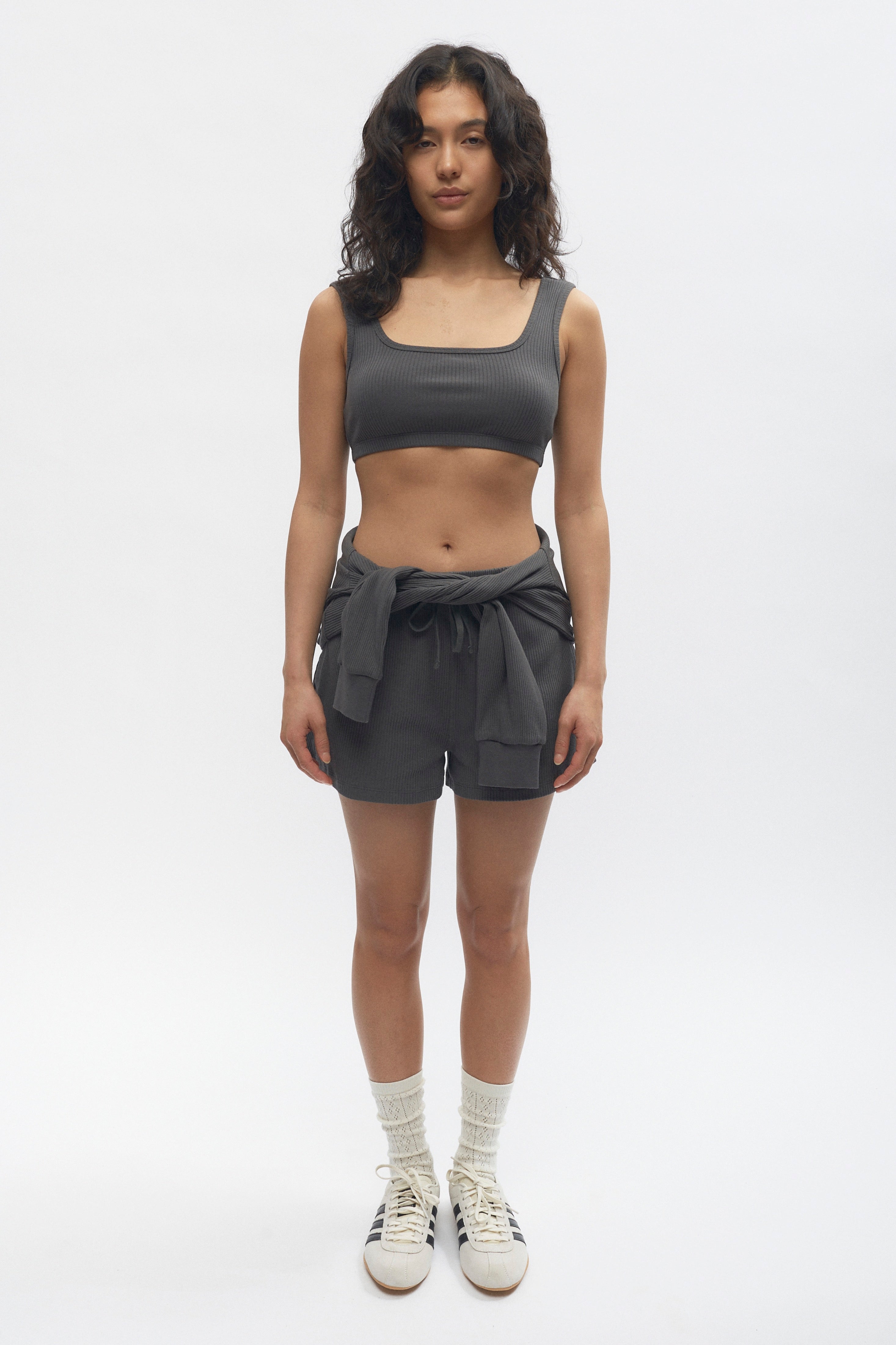 Zoe is 5'7" is a regular S and is wearing a S.