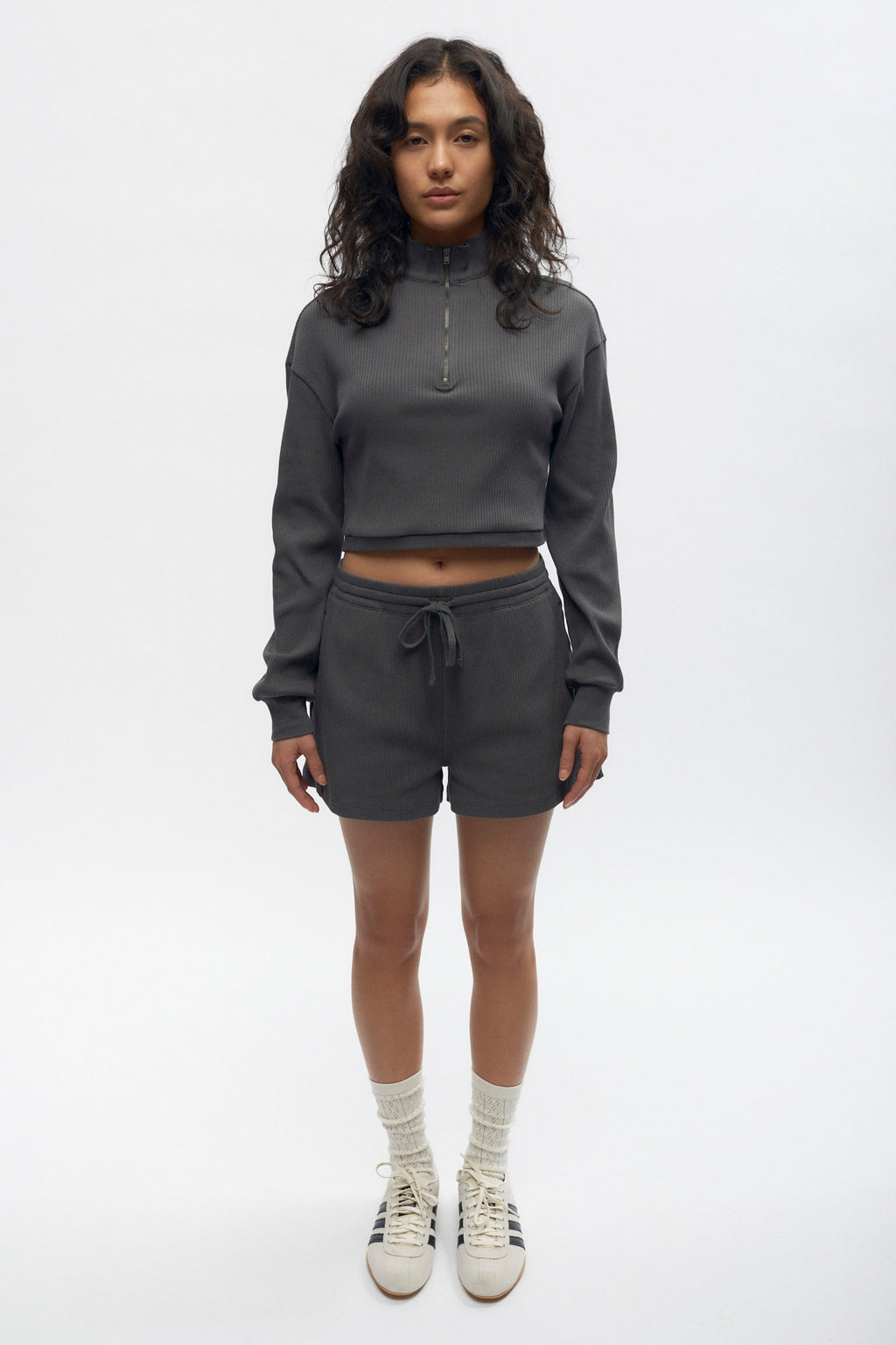 Zoe is 5'7" is a regular S and is wearing a S.