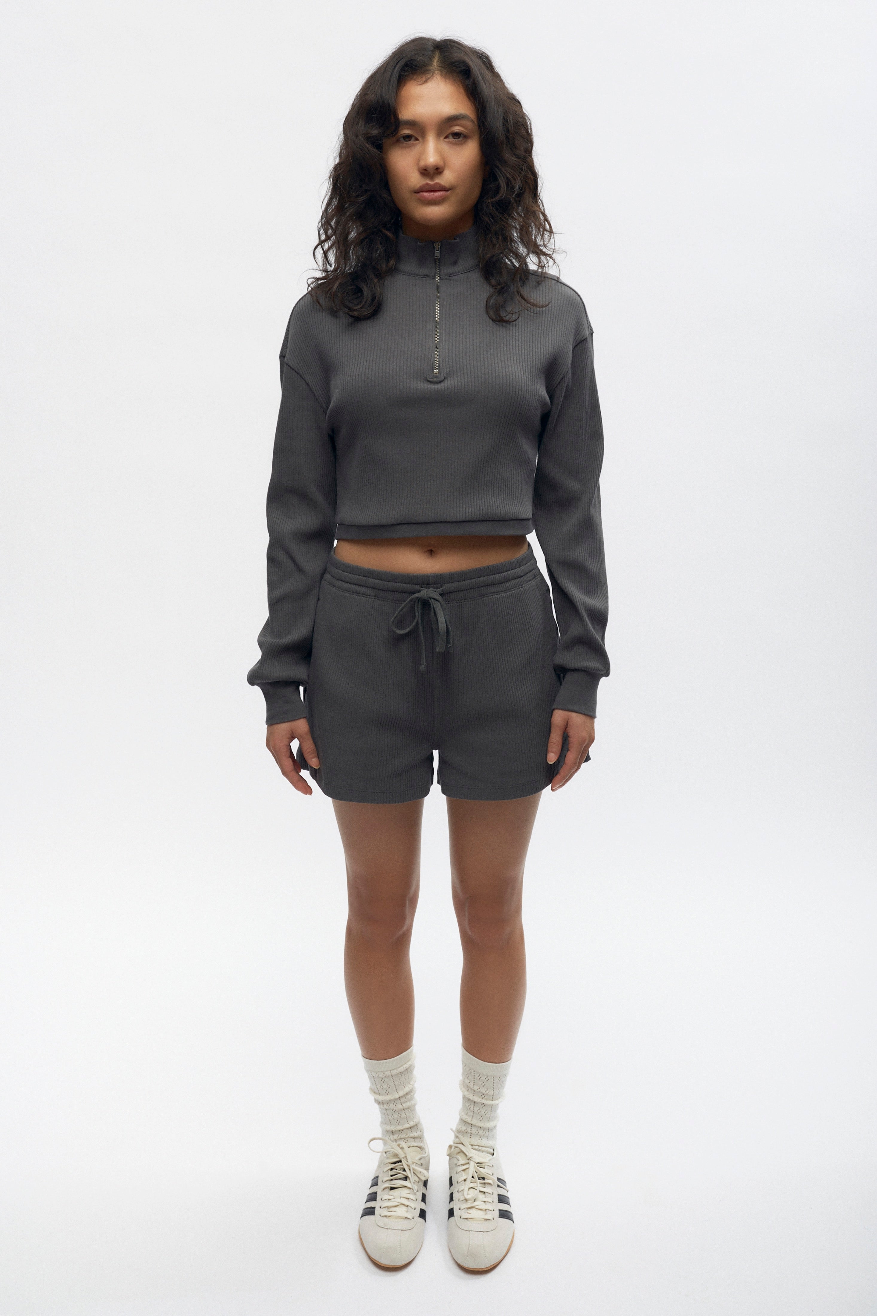 Zoe is 5'7" is a regular S and is wearing a S.