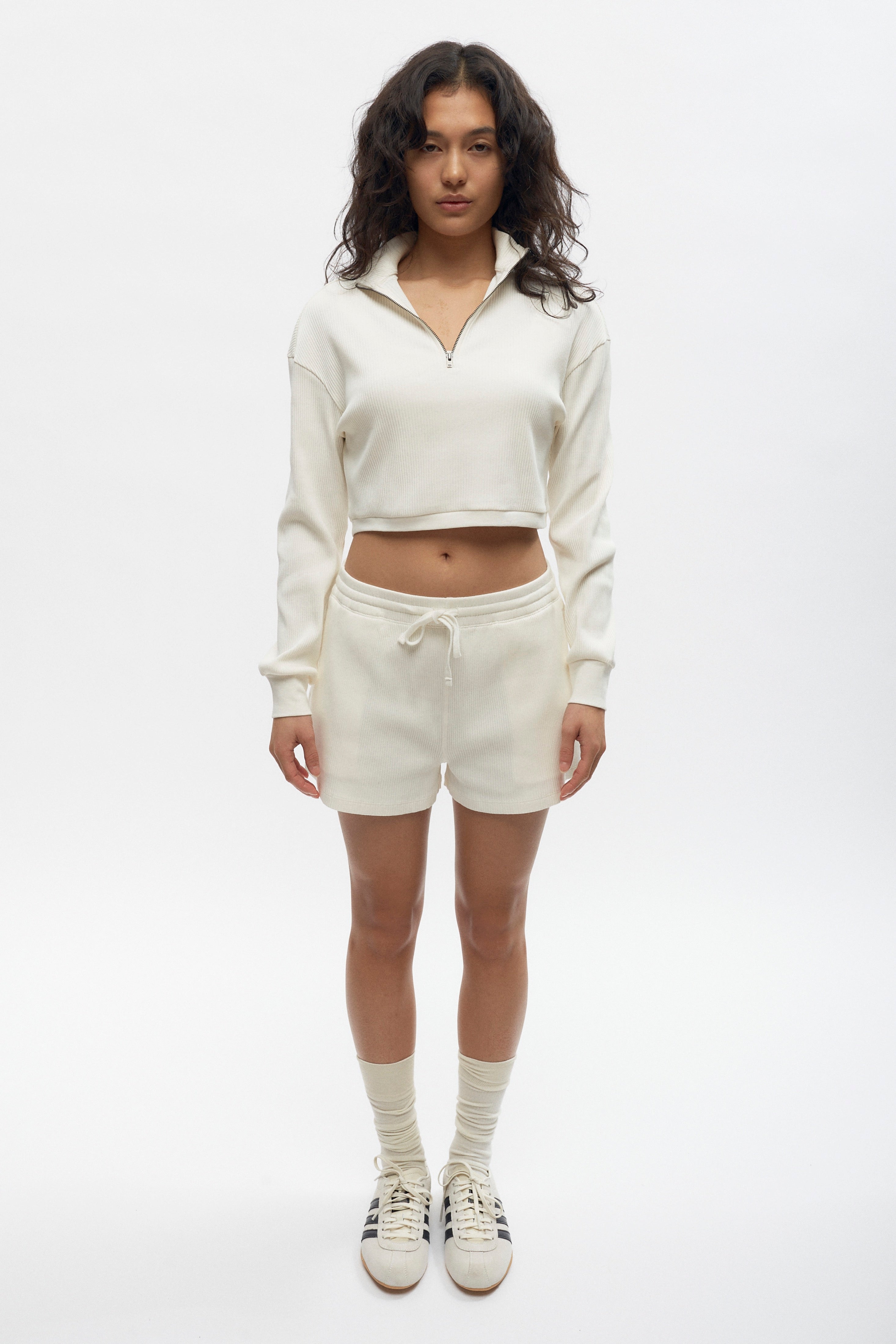 Zoe is 5'7" is a regular S and is wearing a S.