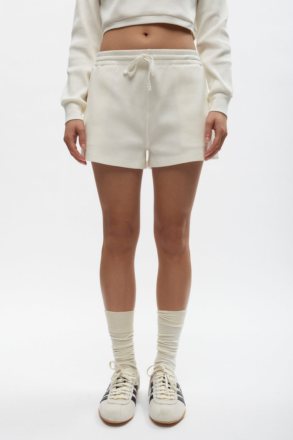 Zoe is 5'7" is a regular S and is wearing a M.