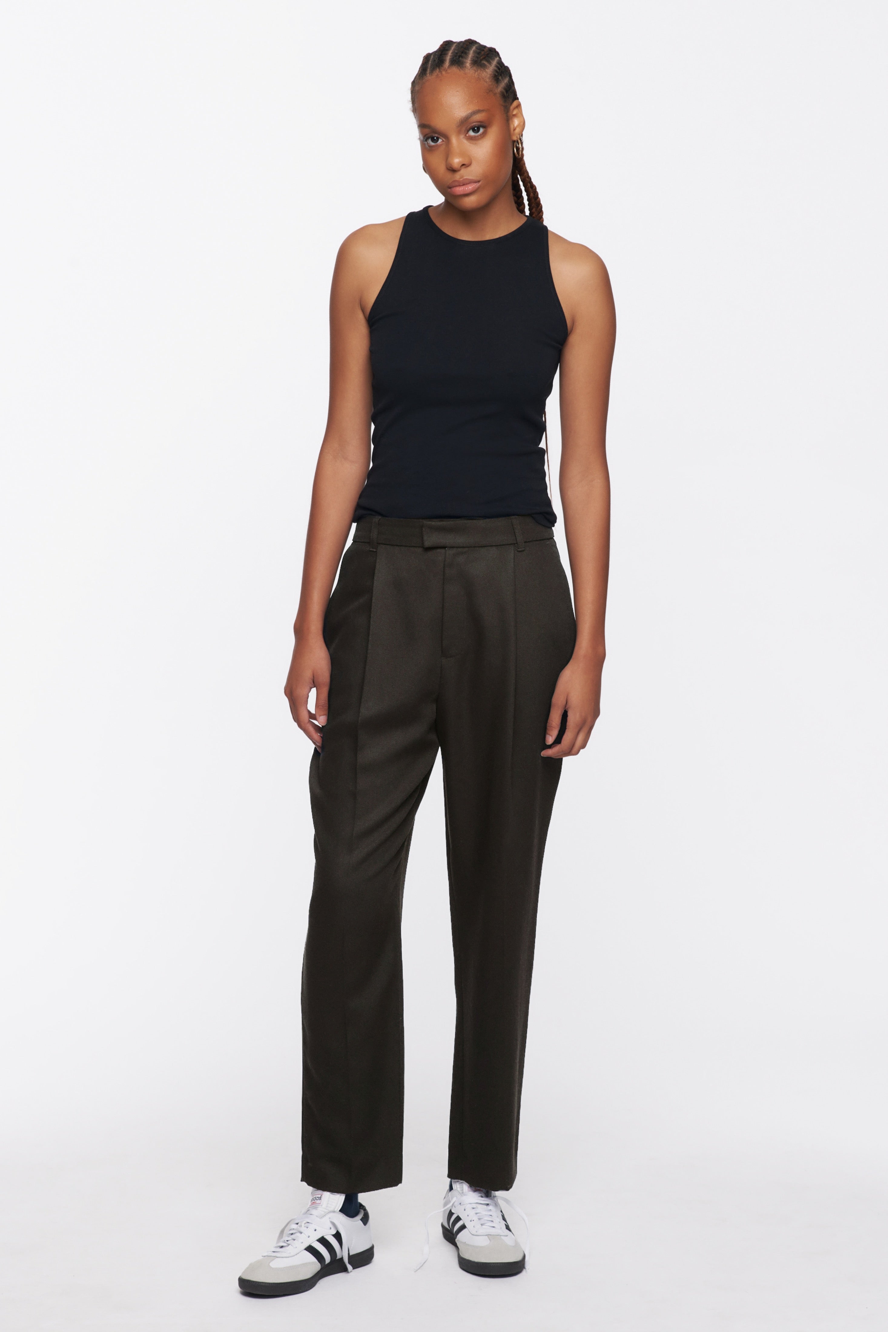 Dominique is 5ft 11in, a regular S and wearing a 8.